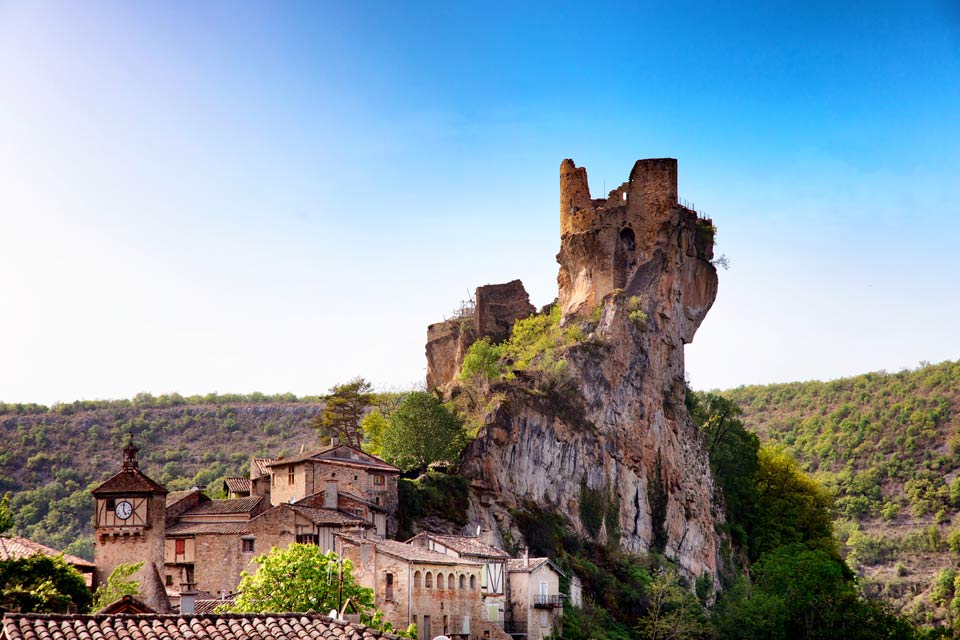 le chateau de penne devant le ciel bleu du tarn